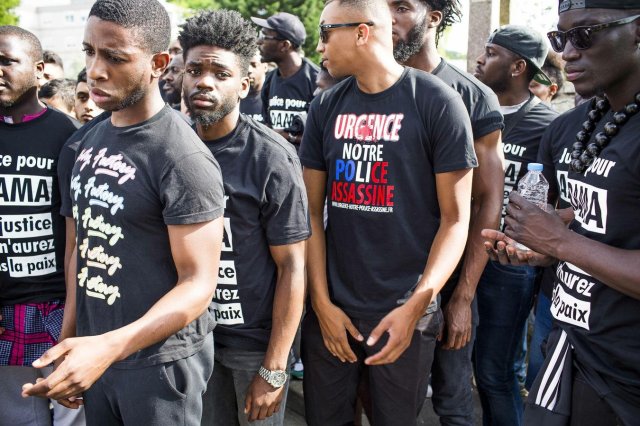  Aux cris de «&nbsp;Justice pour Adama&nbsp;», plusieurs milliers de personnes ont participé vendredi à Beaumont-sur-Oise (Val-d'Oise) à une marche blanche qui a pris des allures de manifestation, après la mort mardi d'Adama Traoré lors de son interpellation.